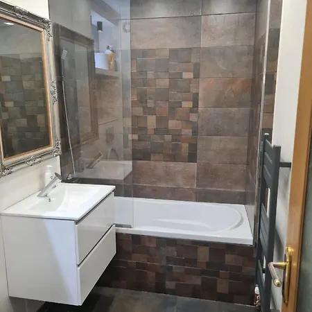Apartament 4 *